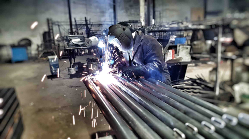 Какие материалы используют при изготовлении уличного спортивного оборудования в Кургане?